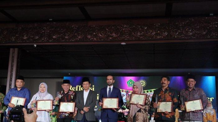 Foto Bersama. Kakanwil Kemenag Maluku Utara, Amar Manaf, menerima penghargaan dalam Moderasi Agama Awards 2024, Refleksi dan Proyeksi Kementerian Agama Tahun 2025, sebagai kantor wilayah yang inovatif dalam penguatan moderasi beragama, yang diserahkan langsung Menteri Agama pada Jumat (27/12/2024) di Jakarta.