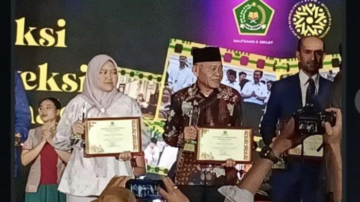 Kakanwil Kemenag Maluku Utara, Amar Manaf, menerima penghargaan dalam Moderasi Agama Awards 2024, Refleksi dan Proyeksi Kementerian Agama Tahun 2025, sebagai kantor wilayah yang inovatif dalam penguatan moderasi beragama, yang diserahkan langsung Menteri Agama pada Jumat (27/12/2024) di Jakarta.