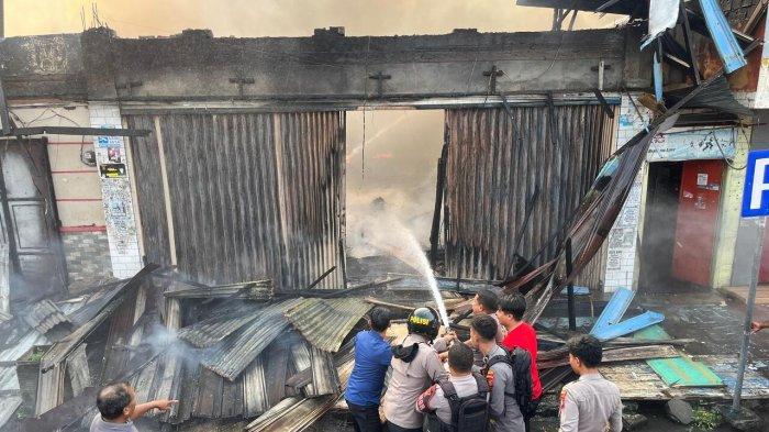 KEBAKARAN - Kebakaran hebat terjadi di jalan pahlawan revolusi pertokoan Kelurahan Gamalama, Kecamatan Ternate Tengah, Maluku Utara pada Rabu (4/6/2025).
