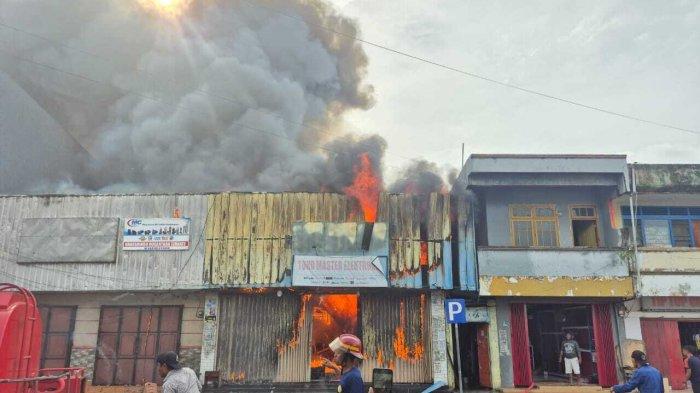 KEBAKARAN - Kebakaran hebat terjadi di jalan pahlawan revolusi pertokoan Kelurahan Gamalama, Kecamatan Ternate Tengah, Maluku Utara pada Rabu (4/6/2025).