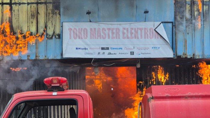 KEBAKARAN - Salah satu toko yang terbakar. Kebakaran hebat terjadi di jalan pahlawan revolusi pertokoan Kelurahan Gamalama, Kecamatan Ternate Tengah, Maluku Utara, Rabu (4/6/2025).