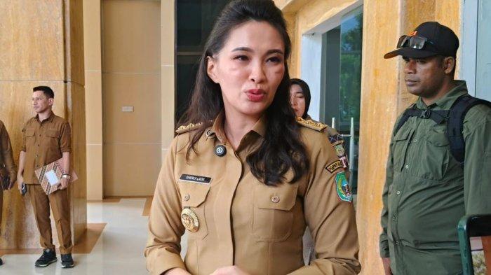 KEBIJAKAN - Gubernur Maluku Utara, Sherly Laos saat berada di depan Kantor Gubernur Maluku Utara di Sofifi, Selasa (22/4/2025).