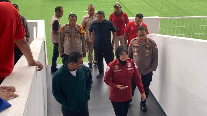 INSPEKSI: Tim Riset Assesmen Polda Maluku Utara saat meninjau kondisi Stadion Gelora Kie Raha Ternate di Kelurahan Stadion pada Minggu (27/7/2025)