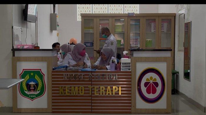 PELAYANAN - Para perawat yang melayani pasien kemoterapi, Selasa (6/5/2025).