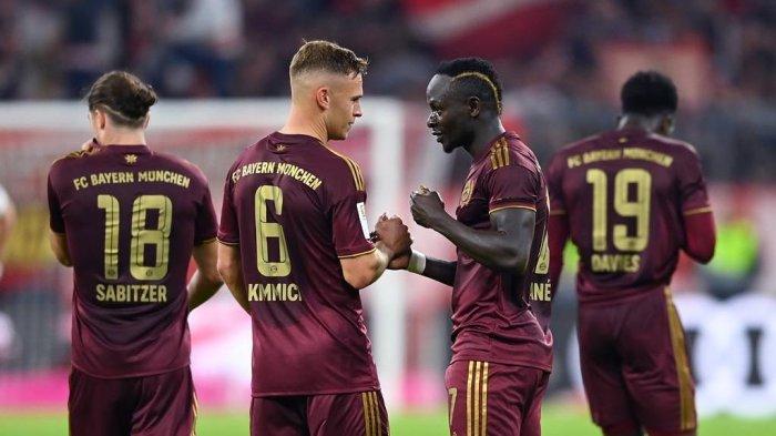 Joshua Kimmich bersama Sadio Mane (tengah)