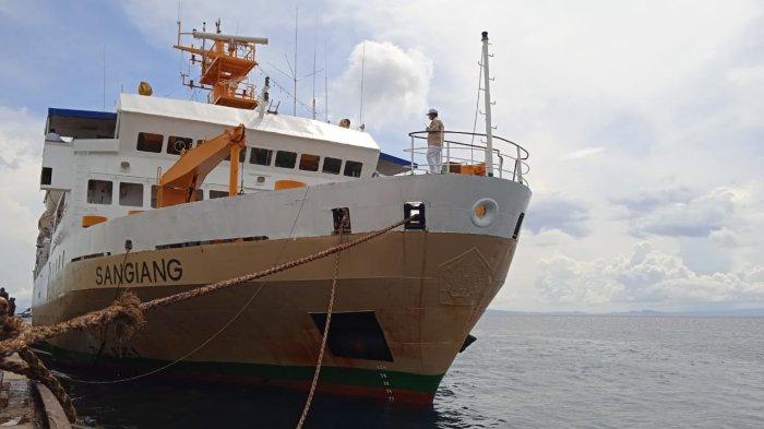 JADWAL KAPAL TERNATE - Kapal Pelni KM Sangeang berlabuh di Pelabuhan Ahmad Yani, Ternate, Maluku Utara, Jumat (15/4/2022).