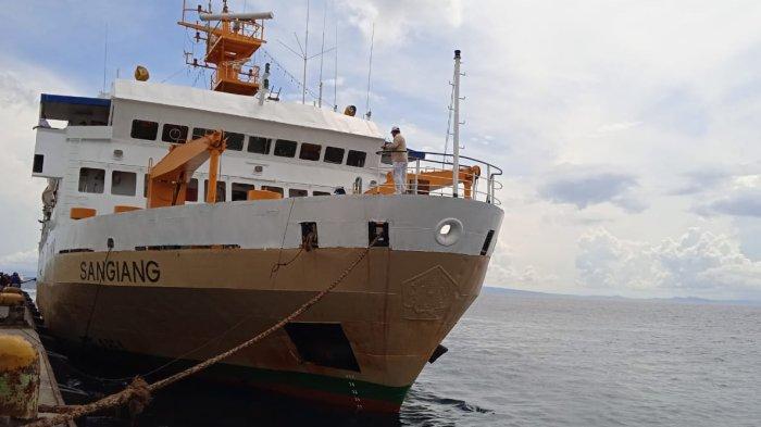 JADWAL KAPAL TERNATE - KM Sangiang yang hendak merapat di Pelabuhan Ahmad Yani Ternate, Sabtu (9/4/2022). 