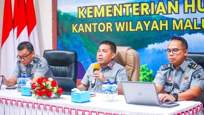 PROGRAM: Kakanwil Kemenkum Malut Budi Argap Situngkir (tengah) pada sebuah kesempatan, Selasa (8/7/2025)