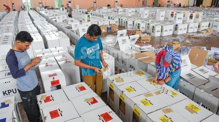 ILUSTRASI Petugas KPPS menempelkan segel pada kotak suara Pemilu