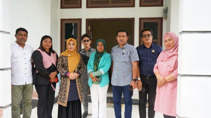 KINERJA - Pimpinan dan anggota Komisi III DPRD Halmahera Selatan, Maluku Utara, ketika pose bersama tim hukum korban rudapaksa dan Kepala DP3AKB Karima Nasarudin usai meninjau Rumah Singgah DP3AKB, tempat siswi SMP di Kecamatan Bacan Timud yang menjadi korban rudapaksa 16 pria dewasa, Jumat (11/4/2025).