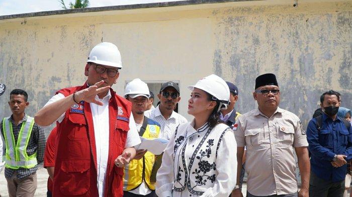 KUNJUNGAN - Gubernur Sherly Laos dan Sekprov Samsuddin A Kadir mendampingi Sekjen Kemensos Robben Rico saat pantau lokasi pembangunan sekolah rakyat, Minggu (25/5/2025).