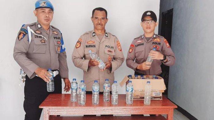 HUKUM: Personel Polres Pulau Taliabu, Maluku Utara menyita puluhan miras jenis cap tikus dari ata KM Ratu Maria, Senin (23/6/2025)