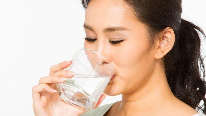 Manfaat minum air putih hangat di pagi hari.