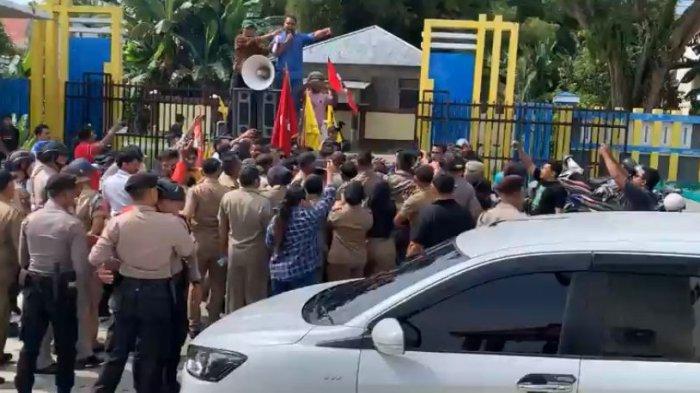 AKSI - Massa aksi berupaya menerobos masuk Kantor Dinas PUPR Halmahera Selatan, Maluku Utara, dalam aksi unjuk rasa proyek jalan hotmix Pulau Makian, Rabu (7/5/2025).
