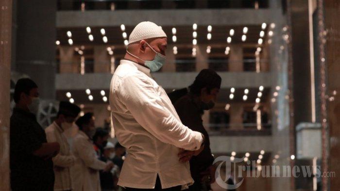 ILUSTRASI - Dalam foto: Umat Islam melaksanakan Salat Tarawih berjemaah di Masjid Istiqlal, Jakarta Pusat, Senin (12/4/2021). Pengurus Masjid Istiqlal menggelar Salat Tarawih berjemaah pada bulan Ramadan 1442 H dengan pembatasan 30 persen jemaah dari kapasitas masjid dan menerapkan protokol kesehatan.