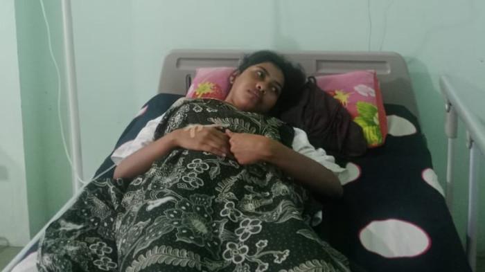 KESEHATAN: Salah satu siswa SMK Negeri 5 Kota Ternate yang dirawat di RSUD Chasan Boisoirie Maluku Utara, Senin (28/7/2025). Di mana ia dirawat usai menyantap menu MBG di sekolahnya belum lama ini