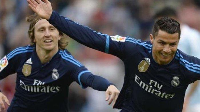 Penyerang Real Madrid Cristiano Ronaldo (kanan) melakukan selebrasi bersama rekannya asal Kroasia, Luka Modric, setelah mencetak gol ke gawang Celta Vigo pada pertandingan La Liga di Balaidos stadium, Vigo, Sabtu (24/10/2015).