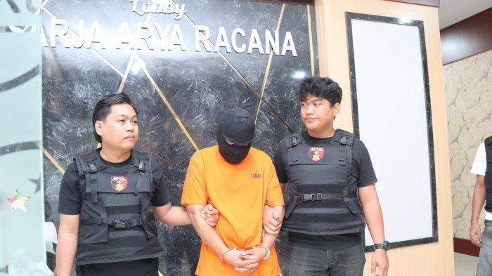 PENCURIAN - Oknum Lurah terduga pelaku pencurian handphone, Rabu (23/4/2025).