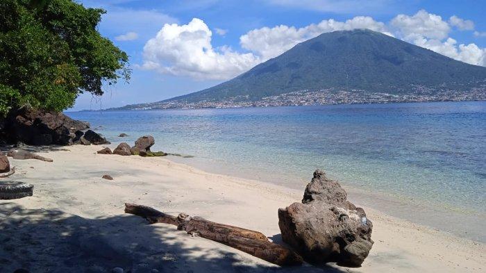 Pantai Cobo cocok buat kamu yang hobi kemping dan gemar diving atau snorkeling, Jumat (26/8/2022). 
Artikel ini telah tayang di TribunTernate.com dengan judul Pesona Pantai Cobo, Satu Dari Sekian Wisata Tidore yang Wajib Dikunjungi, Bisa Kemping Juga Loh!, https://ternate.tribunnews.com/2022/08/26/pesona-pantai-cobo-satu-dari-sekian-wisata-tidore-yang-wajib-dikunjungi-bisa-kemping-juga-loh.
Penulis: Faisal Amin | Editor: Munawir Taoeda