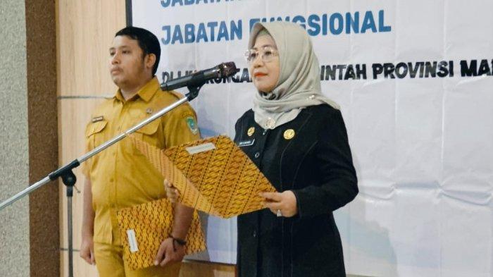 Asisten II Bidang Perekonomian dan Administrasi Pembangunan Sekretariat Daerah Provinsi Maluku Utara, Sri Haryanti Hatari, membaca sambutan Pj Gubernur usia melakukan pelantikan 7 pejabat tersebut, Selasa (31/12/2024)