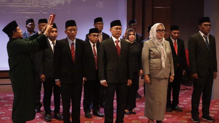JABATAN - Pelantikan lingkup Pemprov Maluku Utara, terlihat Dedi Kotambunan yang berdiri dekat dengan Suryani Antarani, Rabu (7/5/2025).