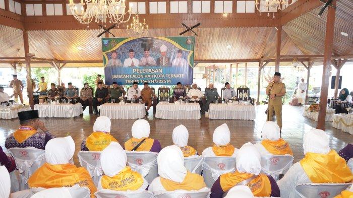 HAJI 2025 - Wali Kota Ternate M Tauhid Soleman saat memberikan sambutan di pelepasan CJH 2025, Senin (5/5/2025).