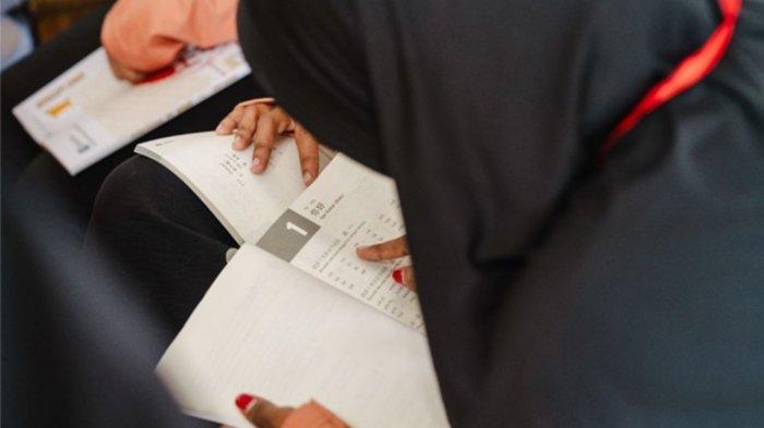 PROGRAM - Peserta program PELITA mempelajari materi dari buku HSK sebagai bagian dari pelatihan Bahasa Mandarin yang akan dijalani selama 6-7 bulan ke depan