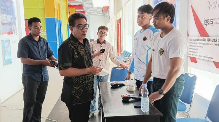 KINERJA: Wakil Wali Kota Tidore Kepulauan, Maluku Utara Ahmad Laiman melakukan pembayaran non tunai di Pelabuhan Rum yang berlokasi di Kecamatan Tidore Utara, Selasa (29/7/2025)