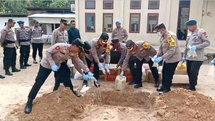 Kapolres Pulau Taliabu, Maluku Utara AKBP Adnan Wahyu Kashogi beserta anggota gelar pemusnahan miras jenis cap tikus, Selasa (29/4/2025)