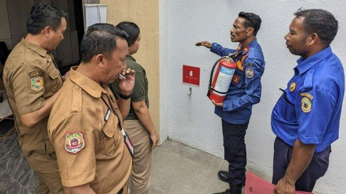 PROGRAM: Tampak salah satu Hotel di Desa Buli, Kecamatan Maba, Halmahera Timur, Maluku Utara didatangi tim Satpol PP dan Damkar untuk memberikan edukasi terkait monitoring pencegahan kebakaran, Senin (7/7/2025)