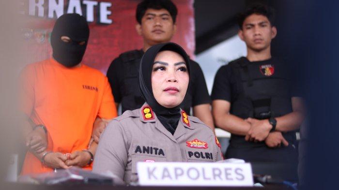 PENCURIAN - Kapolres Ternate, AKBP Anita Ratna Yulianto didampingi Wakapolres, Kompol. Kurniawi Barmawi dan Kasat Reskrim, AKP Widya Bakti Dira, saat melaksanakan penyampaian rilis kasus pencurian, Rabu (23/4/2025).