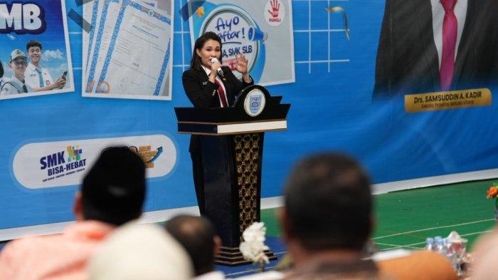 PENDIDIKAN - Gubernur Maluku Utara, Sherly Laos, memberikan penegasan dalam sambutan peresmian launching SPMB serta menyerahkan buku tabungan BOSDA, Beasiswa Program PIP dan ijazah lulusan SMA/SMK/SLB tahun 2025 dan sebelumnya yang digagas oleh Dikbud Maluku Utara.