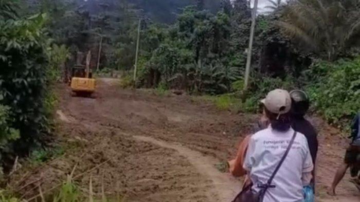 PERBAIKAN JALAN - Tampak satu alat berat memperbaiki jalan Trans Lalubi, Kecamatan Gane Timur, Halmahera Selatan, Maluku Utara, Rabu (11/6/2025).