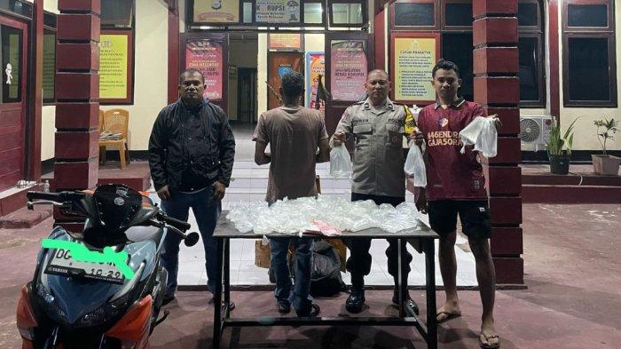 HUKUM: Terduga pelaku dan barang bukti berupa minuman keras miras jenis cap tikus saat diamankan ke Polsek Oba Utara, Senin (15/7/2025).
