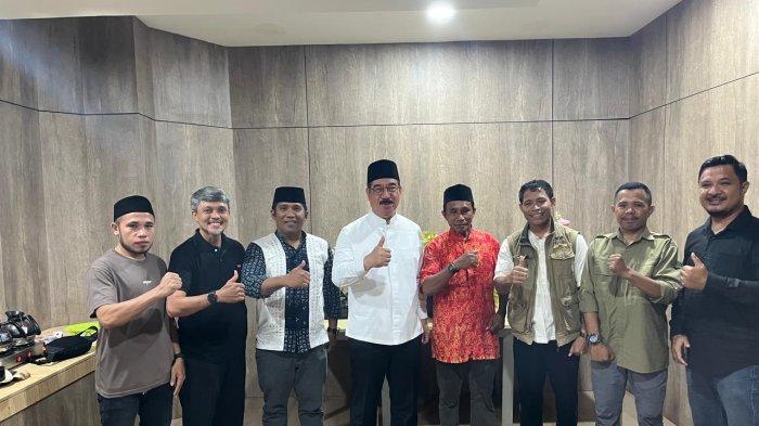 KUNJUNGAN - Foto bersama Gubernur Hendrik Lewerissa dan warga Maluku yang ada di Ternate, Sabtu (22/3/2025)