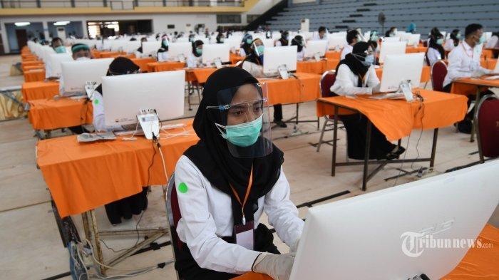 Peserta seleksi kompetisi bidang (SKB) bagi CPNS Pemkot Surabaya bersiap mengikuti tes di GOR Pancasila, Kota Surabaya, Jawa Timur, Selasa (22/9/2020). Seleksi itu menerapkan protokol kesehatan Covid-19 secara ketat, mulai dari mengenakan masker, pelindung wajah, dan sarung tangan serta jarak antar peserta tes, termasuk memisahkan peserta dengan hasil rapid tes reaktif dalam bilik khusus. Sebanyak 1.142 orang mengikuti SKB CPNS Pemkot Surabaya selama 3 hari di mana dalam satu hari terdapat 3 sesi dengan peserta sebanyak 140 orang.