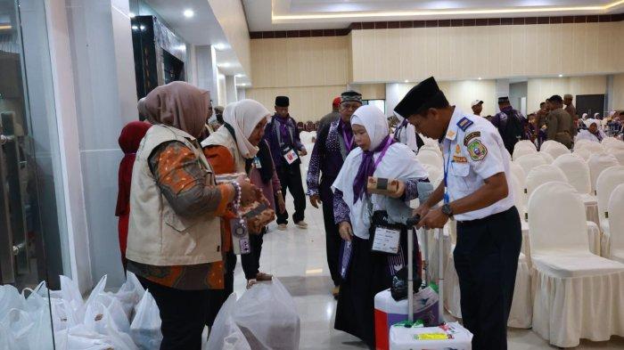 HAJI 2025 - Petugas ketika melayani para CJH Maluku Utara tahun 2025