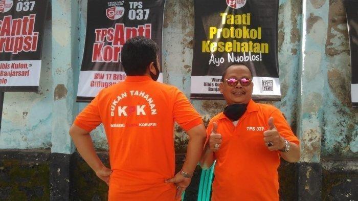 Petugas KPPS mengenakan baju oranye bak tahanan pada Selasa (8/12/2020).