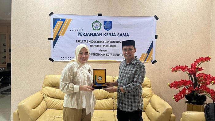 Penyerahan Plakat diwakili oleh dosen FKIK, Viva Hadyasri Taslim, S.Psi., M.Psi., Psikolog kepada Kadis Pendidikan Kota Ternate Muchlis S. Djumadil.