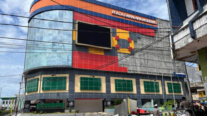 PERISTIWA - Foto Gedung Gamalama Plaza Ternate, Jumat (18/7/2025). Aluminium Composite Panel (ACP) dari bangunan Plaza Gamala Ternate lepas, sekitar pukul 12.40 WIT, Jumat (18/7/2025) akibatkan jalan sekitar harus ditutup sementara.