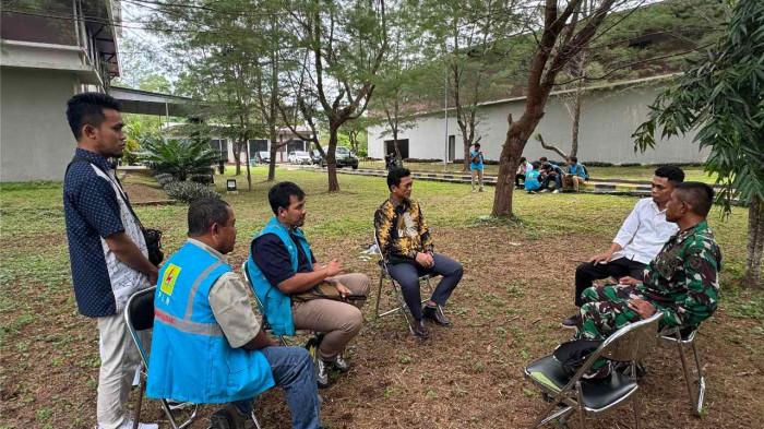 SINERGI - PLN UP3 Tobelo bersama Yonif 822 saat duduk bersama