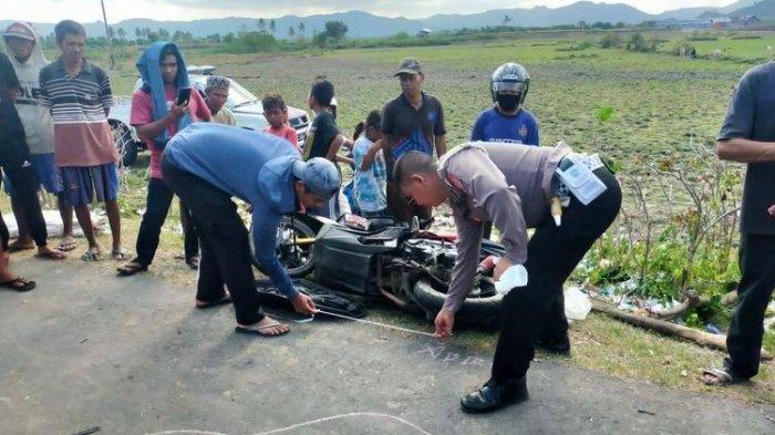 Anggota Satlantas Polres Dompu saat olah TKP kecelakaan yang menewaskan satu keluarga di Dompu, Senin (24/7/2023).