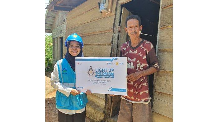 PROGRAM: Fierda Lestari Sarpangga Putri Srikandi PLN dari Kabupaten Buru di Maluku yang turut menerangi rumah pelanggan prasejahtera lewat program LUTD