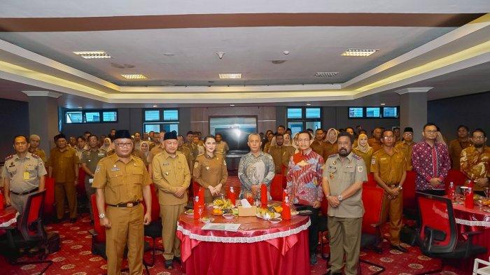 AGENDA - Foto bersama KPK dengan Gubernur Maluku Utara didampingi pimpinan OPD di saat suasana Rakor di kantor Gubernur di Sofifi, Senin (16/6/2026).