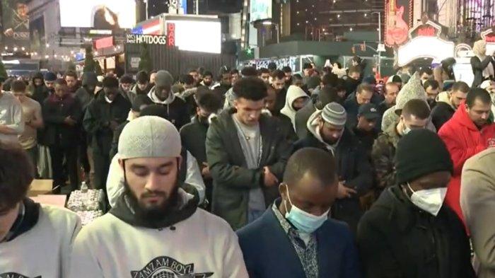 ILUSTRASI - Ribuan Muslim salat tarawih di Times Square, New York, Amerika Serikat.