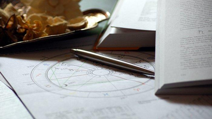 RAMALAN ZODIAK - Foto ilustrasi ramalan zodiak yang diunduh dari canva.com, Jumat (9/8/2024). Berikut ini ramalan zodiak Sabtu (15/2/2025). Perasaan terisolasi Leo, Taurus tidak puas.