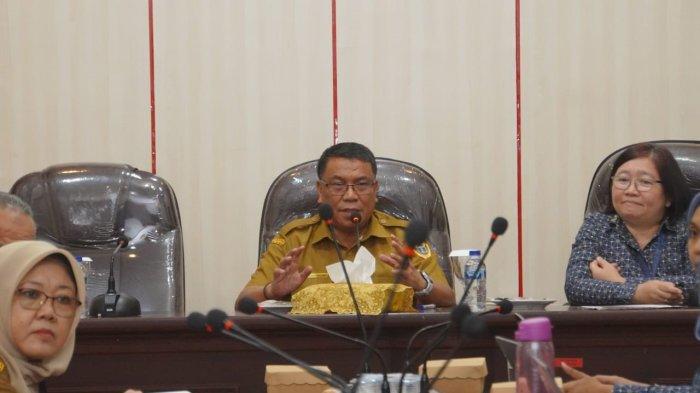 PROGRAM: Sekkot Tidore Kepulauan, Maluku Utara Ismail Dukomalamo saat memimpin rapat forum komunikasi implementasi strategi penguatan cakupan (UHC) dan tingkat keaktifan 2025, Selasa (27/5/2025)