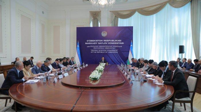 Foto rapat KPU Pusat yang membahas hasil Pemilu dini Uzbekistan.