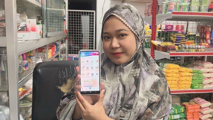 MOBILE JKN - Salah seorang warga Ternate, Ria, saat berbagi pengalaman positifnya dalam memanfaatkan layanan BPJS Kesehatan, yakni pendaftaran antrean secara online melalui Mobile JKN, Kamis (13/03).