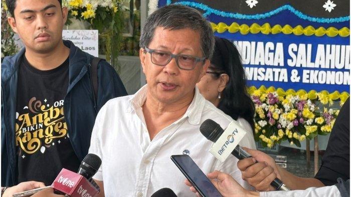 Akademisi, Rocky Gerung turut melayat almarhum Benny Laos di Rumah Duka Sentosa, RSPAD Gatot Subroto, Jakarta Pusat pada Senin (14/10/2024).